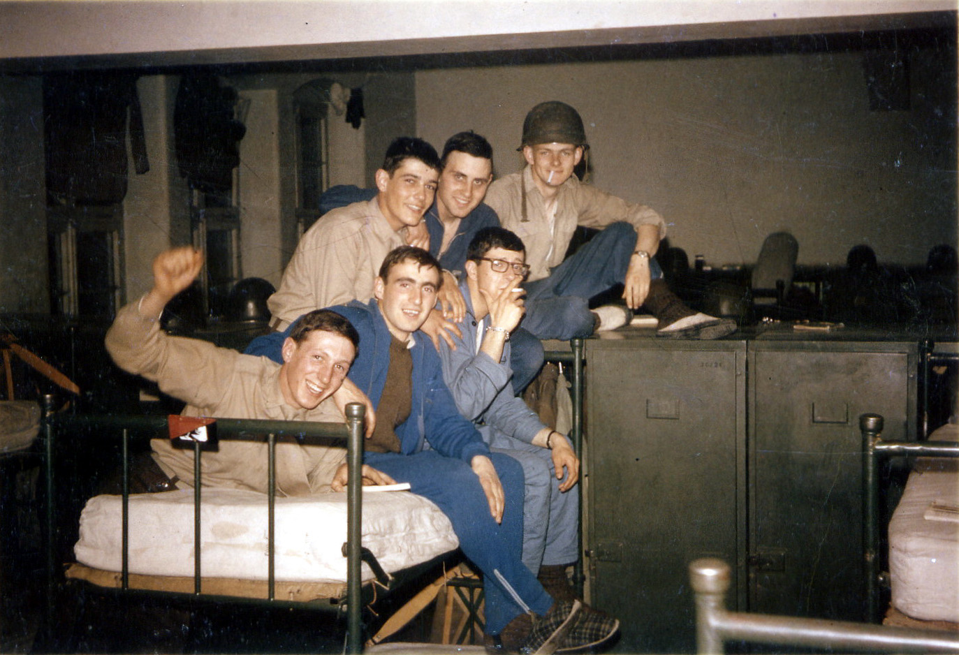 Au GI une chambr&eacute;e joyeuse Patrick Topaloff entour&eacute; de ses potes, Rommel, Blanc, Norture, Colin et Laengy